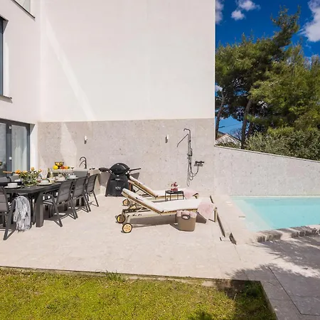 New Luxury Beachfront Manera With Heated Pool *