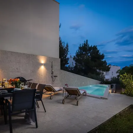 New Luxury Beachfront Manera With Heated Pool
