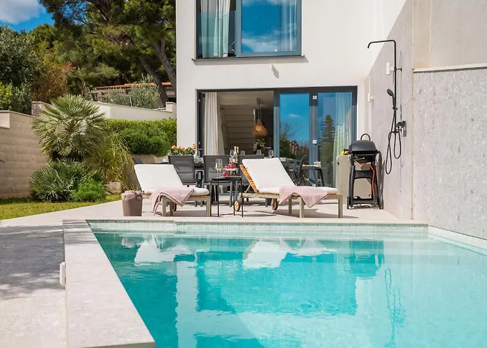 New Luxury Beachfront Manera With Heated Pool