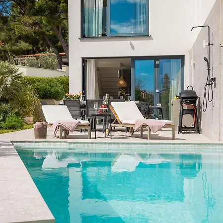 New Luxury Beachfront Manera With Heated Pool